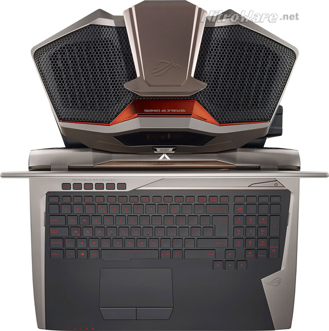 Looking at the keyboard and overall profile, the laptop/notebook part of the GX700 looks like ASUS's current gaming line, especially the G752 and most modern larger form factor gaming laptops, however the large protuding dock does present an unique prescence. asus rog gx700 notebook and dock