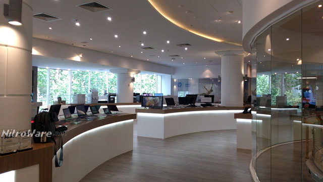 HP's Showroom has Consumer, Commercial and Professional PCs, Printers and Displays powered and running hp exprience centre melbourne showroom